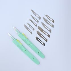 Retractable operating knife side extensible scalpel